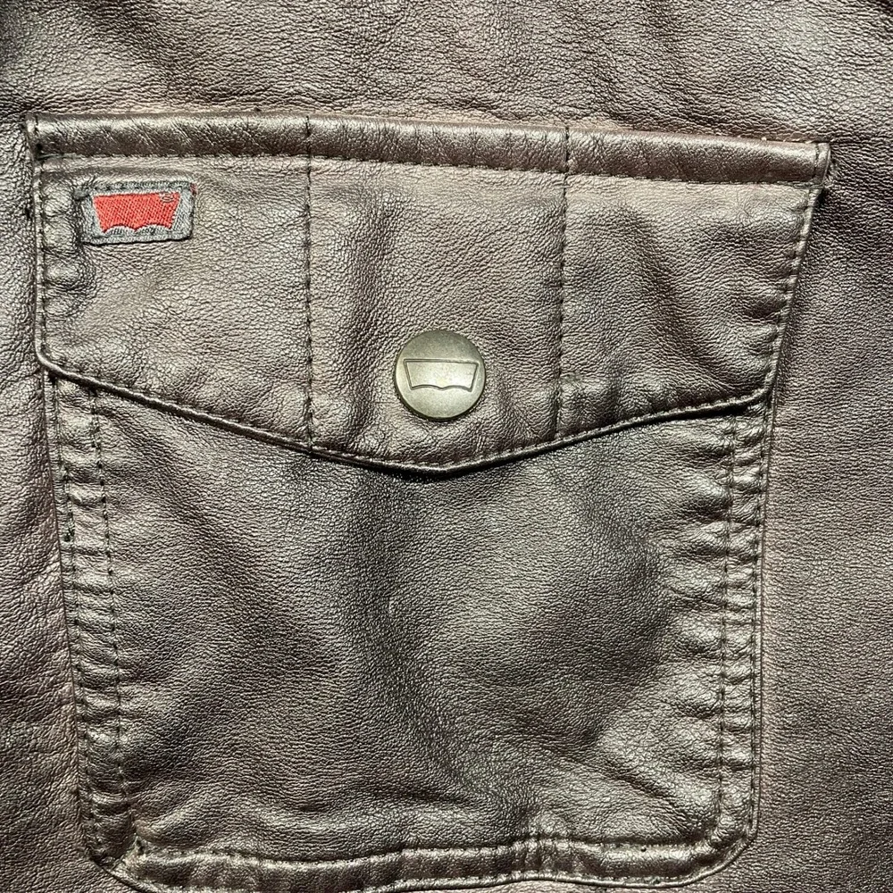 Levis command attention